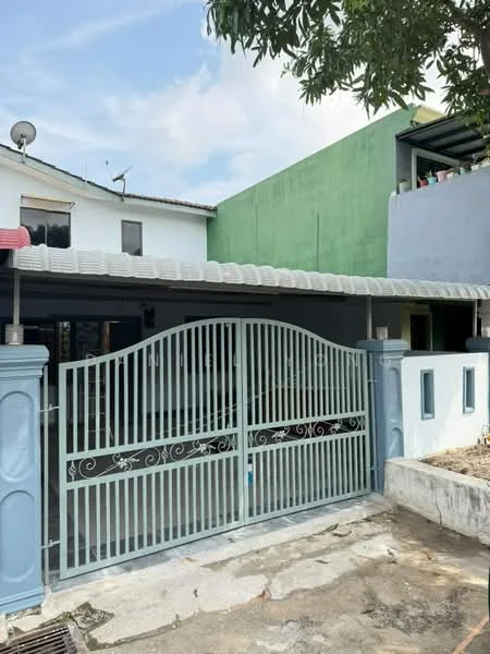 Exterior type: semi-detached house; features: metal gate with decorative design, concrete driveway, single-storey structure, green painted wall, roof with overhang, satellite dish on roof, exposed concrete wall, landscaped area with gravel; style: modern.