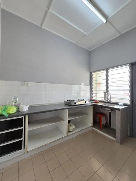 Kitchen features: grey painted walls, white tiled backsplash, laminate countertop, single-bowl stainless-steel sink, chrome pull-down faucet, 4-burner gas hob, open shelving, built-in cabinets, window with horizontal slats, tile flooring; style: modern.