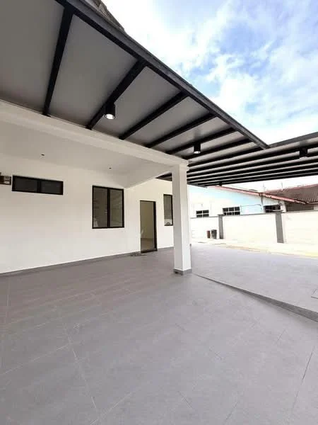 Exterior type: linked terrace house; features: flat roof with exposed beams, white painted facade, grey tiled flooring, large windows, open patio area, manicured lawn, surrounded by fence, driveway, outdoor lighting; style: modern.