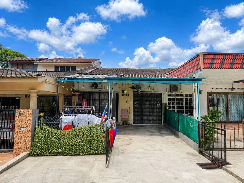 Exterior type: linked terrace house; features: single-storey, flat roof, white painted facade, green hedge at front, concrete driveway, laundry hanging on clothesline, multiple air conditioning units visible, red and white tiled roof, fenced front yard, outdoor space with potted plants; style: modern.