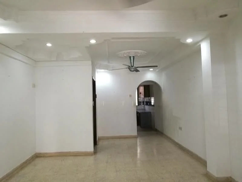Living features: white painted walls, ceiling with crown moulding, 5-blade ceiling fan with light, marble flooring, arched doorway leading to kitchen, recessed downlights.