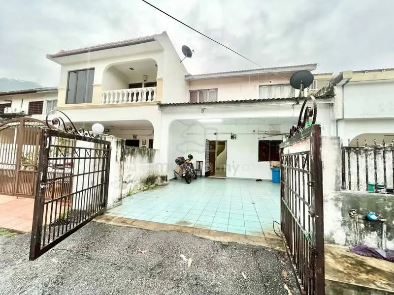 Exterior type: linked terrace house; features: two-storey building, white painted facade, balcony with railing on the upper floor, gate with decorative ironwork, paved driveway, outdoor tiles in light blue, visible motorcycle parked in driveway, satellite dish on roof, gated entrance, surrounded by low fencing; style: modern.