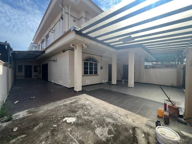 Exterior type: semi-detached house; features: white painted facade, flat roof, covered car porch with awning, paved driveway, manicured lawn, exterior wall lights, windows with arch design, sliding glass door, outdoor space with tiles, surrounded by greenery; style: modern.