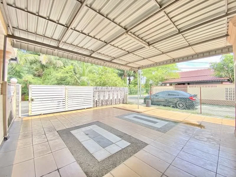 Exterior type: car porch; features: metal roof, paved flooring with geometric pattern, fenced perimeter, open space, surrounded by greenery, driveway access; style: modern.