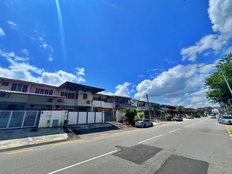 Exterior type: linked terrace house; features: two-storey linked terrace houses, white painted facade, visible air conditioning units, paved driveway, manicured landscaping, street view with clear sky, sidewalk along the street, parking spaces visible; style: modern.