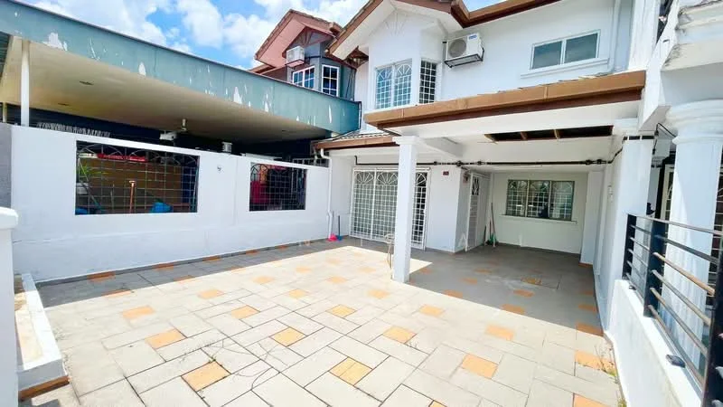 Exterior type: semi-detached house; features: paved outdoor area, white painted facade, gabled roof, multiple windows, air conditioning unit, fenced perimeter, covered carport, outdoor lighting, manicured landscaping, open space, sliding glass door; style: modern.