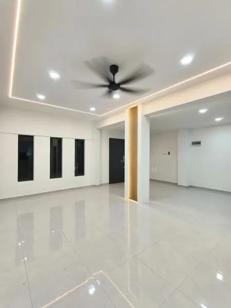 Living features: white painted walls, polished ceramic tile flooring, tray ceiling with recessed lighting, 5-blade ceiling fan, floor-to-ceiling windows, open layout, neutral color scheme, wood accent wall; style: modern.