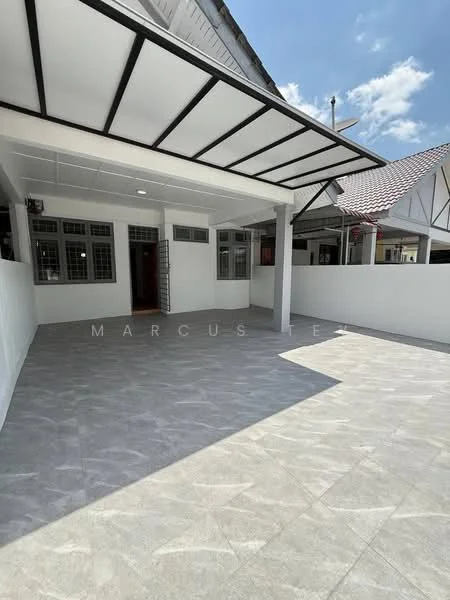 Exterior type: linked terrace house; features: flat roof with overhang, grey tiled flooring, white painted walls, large windows, open space, manicured landscaping, driveway area, surrounded by white fencing; style: modern.
