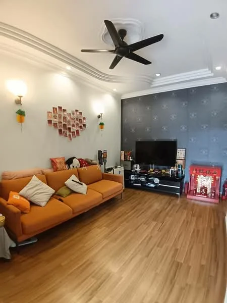 Living features: orange fabric sofa, wooden flooring, recessed downlights, 5-blade ceiling fan, feature wall with patterned wallpaper, TV console, wall-mounted TV, decorative wall art, decorative items on shelves, area rug; style: modern.