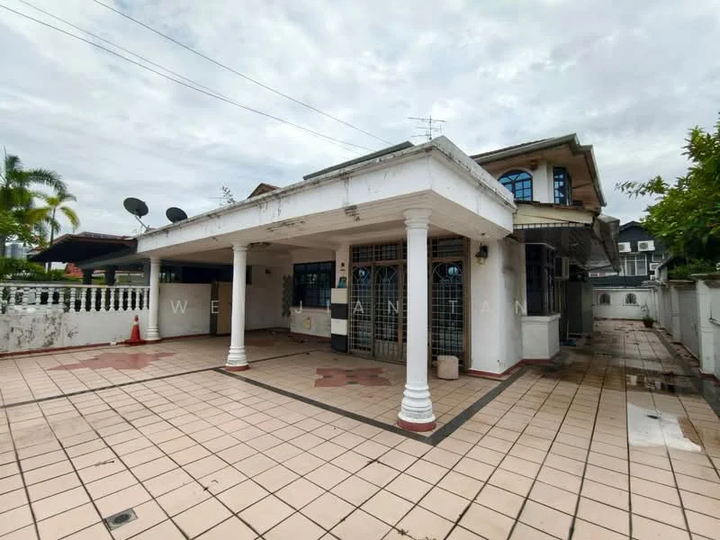 Exterior type: detached bungalow; features: covered car porch, white painted facade, tile flooring, columns at porch, satellite dishes on roof, manicured landscaping, paved driveway, fenced perimeter, gated entry, outdoor lighting, multiple windows, sliding glass door; style: modern.