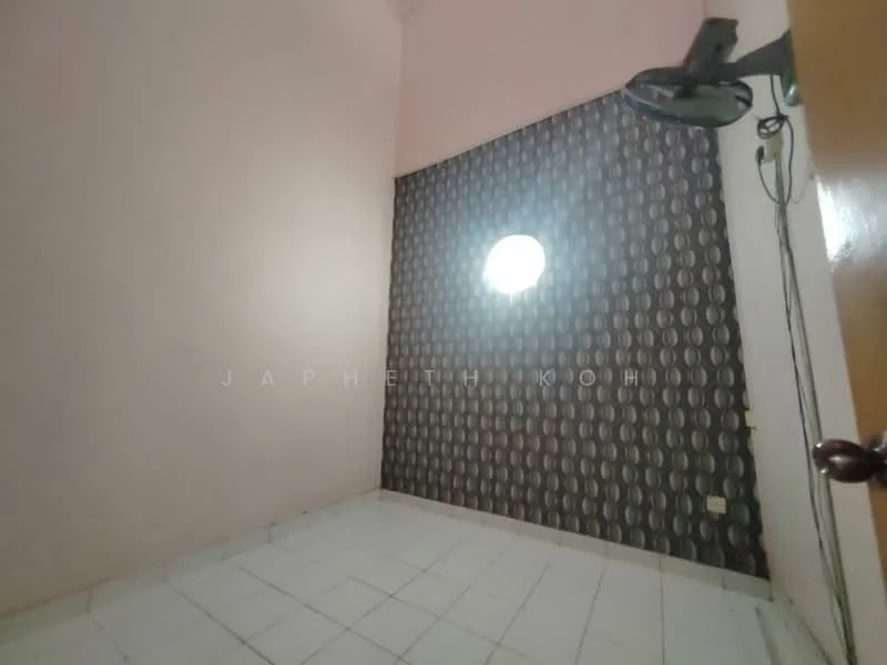Room features: pink painted walls, accent wall with circular pattern, white tiled flooring, round window, ceiling fan.