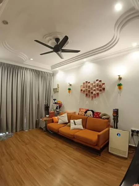 Living features: orange fabric sofa, 5-blade ceiling fan with light, wooden flooring, grey curtains, decorative wall art, wall-mounted air conditioning unit, decorative pillows, recessed lighting, crown moulding; style: modern.