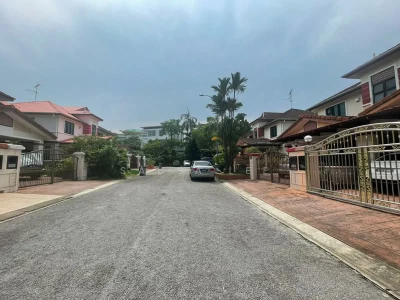 Exterior type: linked terrace house; features: paved driveway, manicured landscaping, mature palm trees, gated entrance, two-storey houses, red tiled roofs, white painted facade, street view, open-air parking, surrounded by greenery; style: modern.