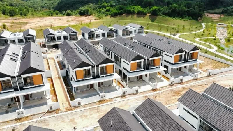 Exterior type: linked terrace house; features: modern architectural design, flat roof, white painted facade, black window frames, orange window shutters, manicured landscaping, paved driveways, surrounding greenery, multiple units in a row, open space in the background; style: modern.