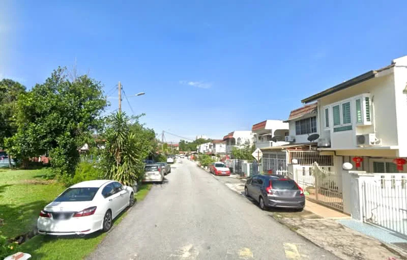 Exterior type: linked terrace house; features: residential street view, manicured lawn, mature trees, multiple parked cars, two-storey houses, driveways with interlocking pavers, street lamps, sidewalks, clear blue sky; style: modern.