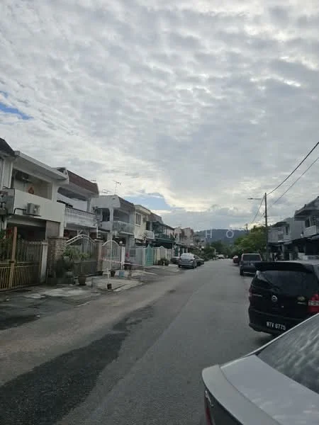 Exterior type: linked terrace house; features: two-storey houses, street view, paved road, sidewalk, overhead power lines, cloudy sky, residential area, parked cars; style: modern.