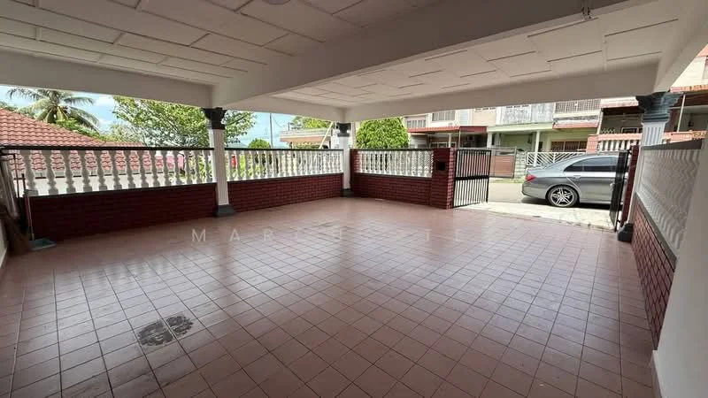 Exterior type: linked terrace house; features: covered car porch, red brick walls, white painted ceiling, tiled flooring, decorative columns, fenced perimeter, manicured landscaping, driveway, adjacent residential buildings; style: modern.