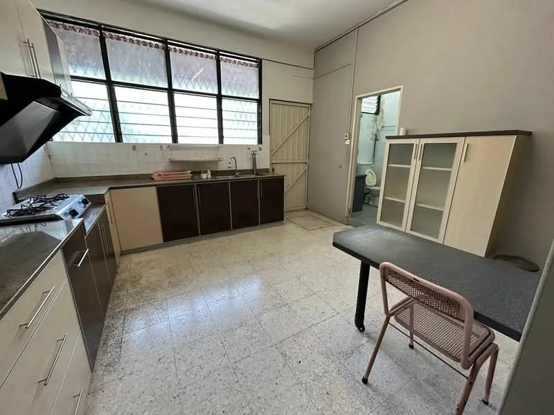 Kitchen features: granite countertop, stainless-steel sink, chrome pull-down faucet, built-in gas hob, oven, wood cabinetry in dark brown, light-colored cabinetry, tile backsplash, large windows for natural light, flooring with speckled pattern, table with black surface, pink metal chair; style: modern.