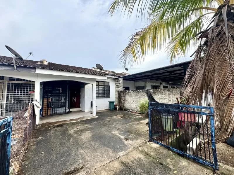 Exterior type: semi-detached house; features: single-storey, tiled roof, white painted facade, gravel driveway, fenced yard, palm tree, satellite dishes, outdoor storage area, manicured lawn, brick wall, covered carport; style: modern.
