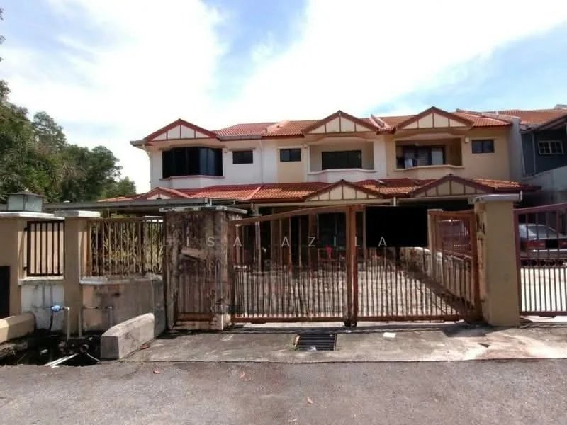 Exterior type: semi-detached house; features: red tiled roof, two-storey structure, gated entrance, metal gate, white painted facade, wooden window frames, balconies on upper floor, driveway, surrounded by greenery; style: traditional.