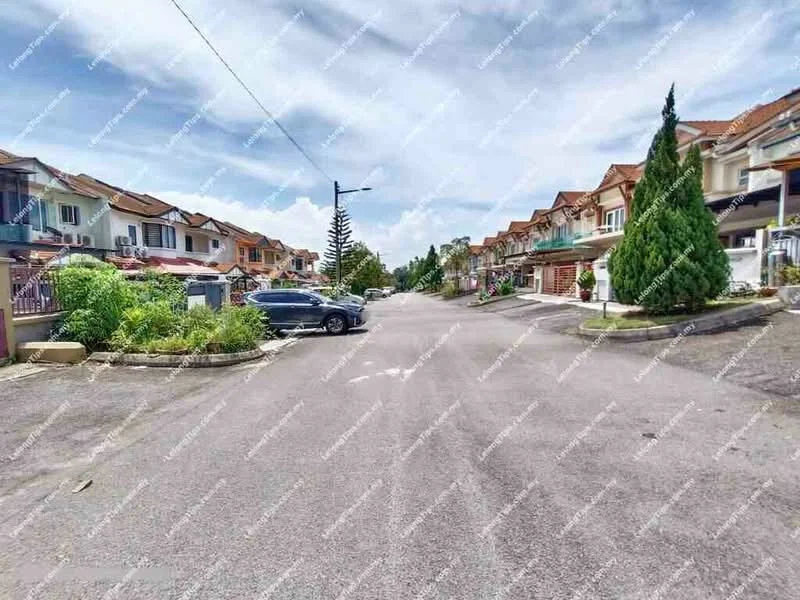 Exterior type: linked terrace house; features: residential street view, two-storey houses, manicured lawns, paved road, street lighting, mature trees, driveways, front porches; style: modern.