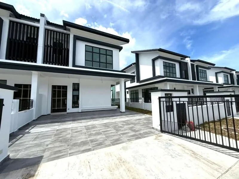 Exterior type: linked terrace house; features: white painted facade, black window frames, flat roof, two-storey structure, paved driveway, manicured lawn, fenced perimeter, large windows, balconies with railings, surrounded by greenery; style: modern.
