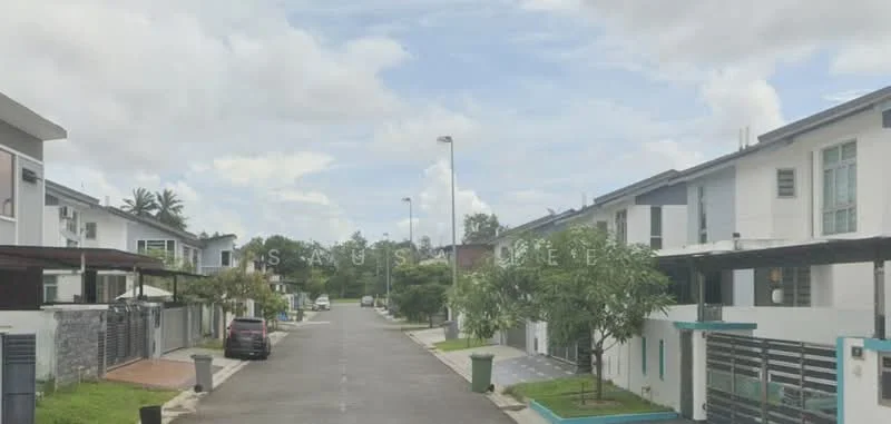 Exterior type: linked terrace house; features: two-storey linked terrace houses, paved driveway, manicured lawn, street lighting, greenery along the street, car parked on the street, garbage bins, sidewalk, fence around properties; style: modern.