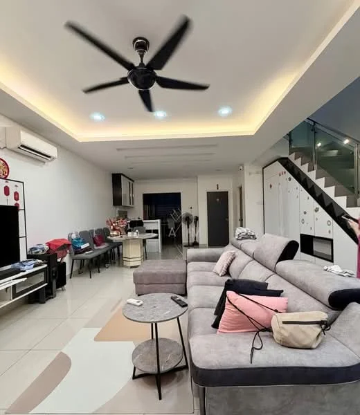 Living features: 5-blade ceiling fan with light, sofa in grey fabric with pink and black cushions, coffee table with circular top, wall-mounted TV, TV console, dining table with chairs, air conditioning unit, recessed ceiling lights, tile flooring, staircase with glass railing, decorative wall paneling; style: modern.