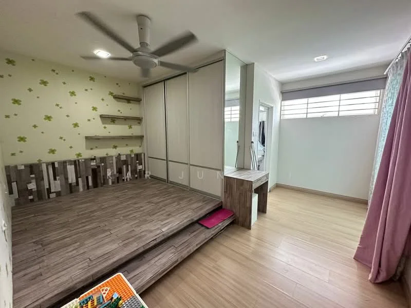 Bedroom features: wooden flooring, green floral wallpaper, built-in wardrobe with sliding doors, ceiling fan, large window with natural light, wooden platform bed, decorative wall shelving, mirror on wardrobe, light-colored curtains; style: modern.