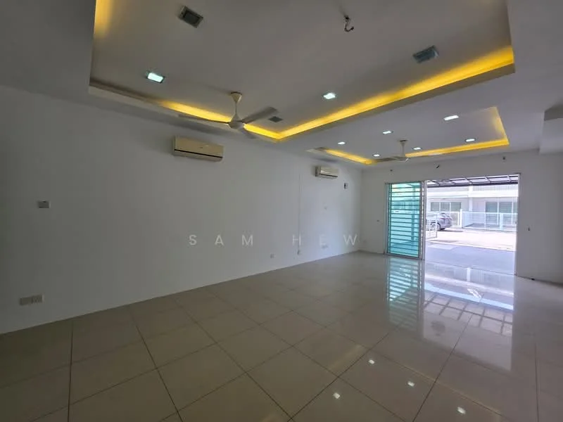 Room features: white painted walls, polished ceramic tile flooring, tray ceiling with recessed lighting, 2 ceiling fans, 2 wall-mounted split AC units, large glass sliding door, natural light from exterior, LED downlights; style: modern.