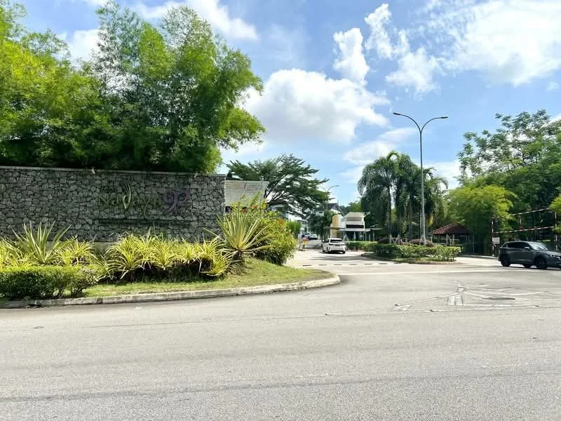 Exterior type: main entrance gate; features: stone-clad entrance wall, landscaped garden with tropical plants, paved driveway, signage with the name of the development, surrounding greenery, street lighting, curved road layout; style: modern.