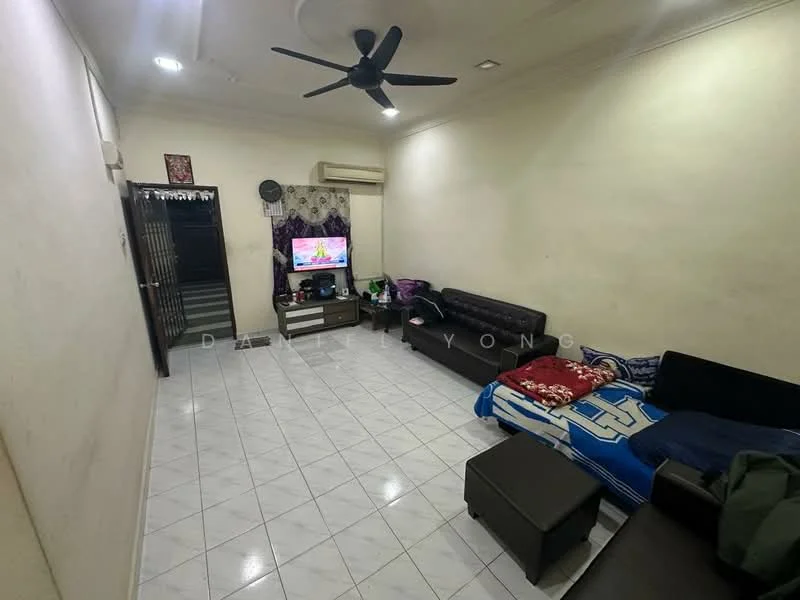Living features: white painted walls, glossy white tile flooring, 5-blade ceiling fan, two black leather sofas, black coffee table, wall-mounted TV, decorative curtains, air conditioning unit, area rug; style: modern.