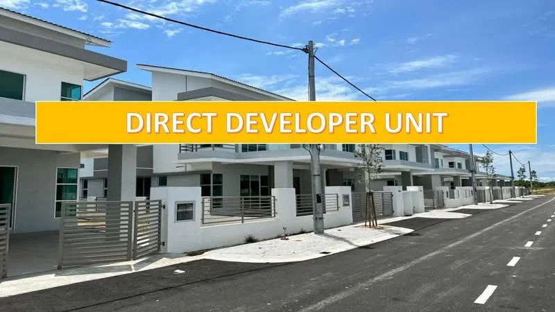 Exterior type: linked terrace house; features: white painted facade, flat roof, two-storey, manicured lawn, paved walkway, street lighting, fenced perimeter, driveway, front porch, multiple units, clear blue sky; style: modern.