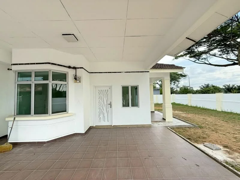 Exterior features: white painted facade, flat roof, large windows, tiled flooring, front porch area, landscaped garden area, surrounding greenery, single main entrance door, light fixtures on ceiling; style: modern.