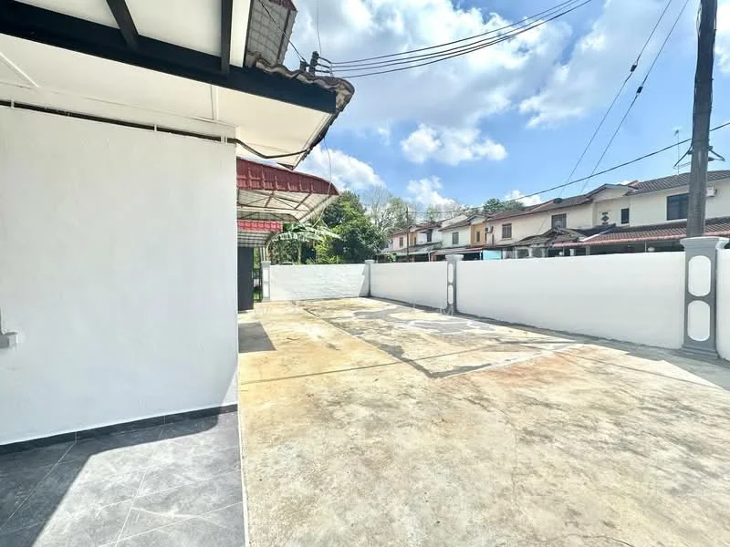 Exterior type: linked terrace house; features: concrete driveway, white painted walls, manicured lawn, surrounded by residential houses, paved walkway, fenced perimeter, roof overhang, clear blue sky; style: modern.