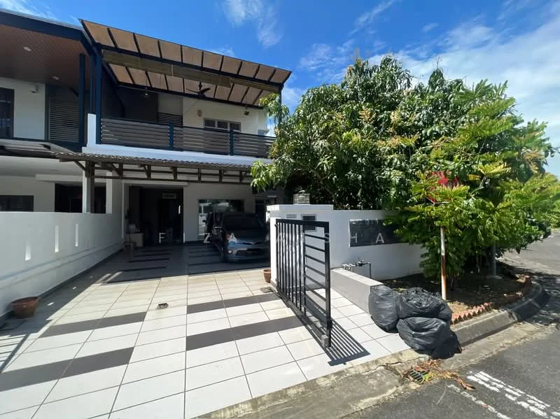 Exterior type: linked terrace house; features: white painted facade, flat roof with overhang, paved driveway, manicured landscaping, mature trees, fenced front yard, carport, outdoor seating area, garden area with plants; style: modern.