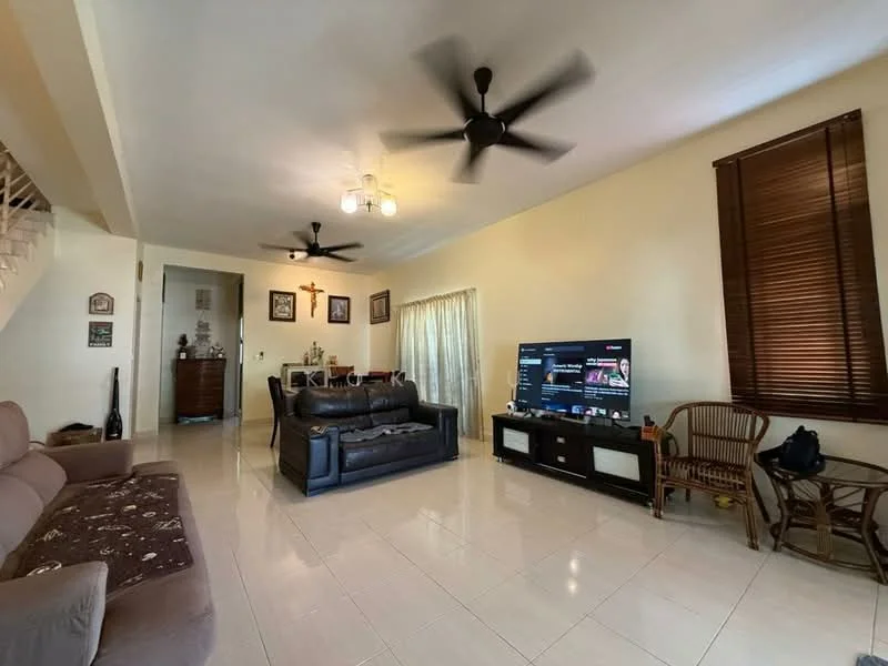 Living features: 3-seater leather sofa in black, 2-seater fabric sofa in beige, coffee table, wall-mounted TV, TV console in dark wood, ceiling fan with 5 blades, ceiling light fixture, large window with sheer curtains, tile flooring in cream, decorative wall cross, wooden armchair, decorative plants; style: contemporary.