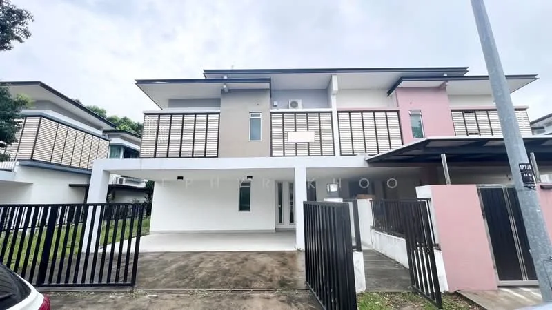 Exterior type: linked terrace house; features: white painted facade, cream painted facade, horizontal wooden slats, flat roof, double-storey, manicured lawn, paved driveway, fenced perimeter, covered car porch; style: modern.