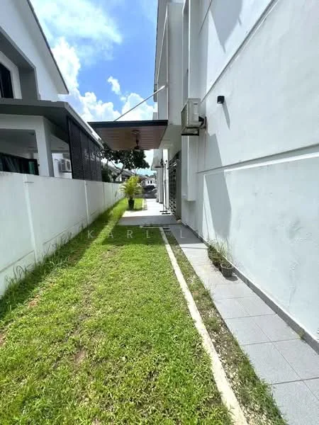 Exterior type: linked terrace house; features: manicured lawn, paved walkway, white painted facade, overhang with ceiling fan, air conditioning unit, landscaped garden, side entrance, outdoor lighting; style: modern.