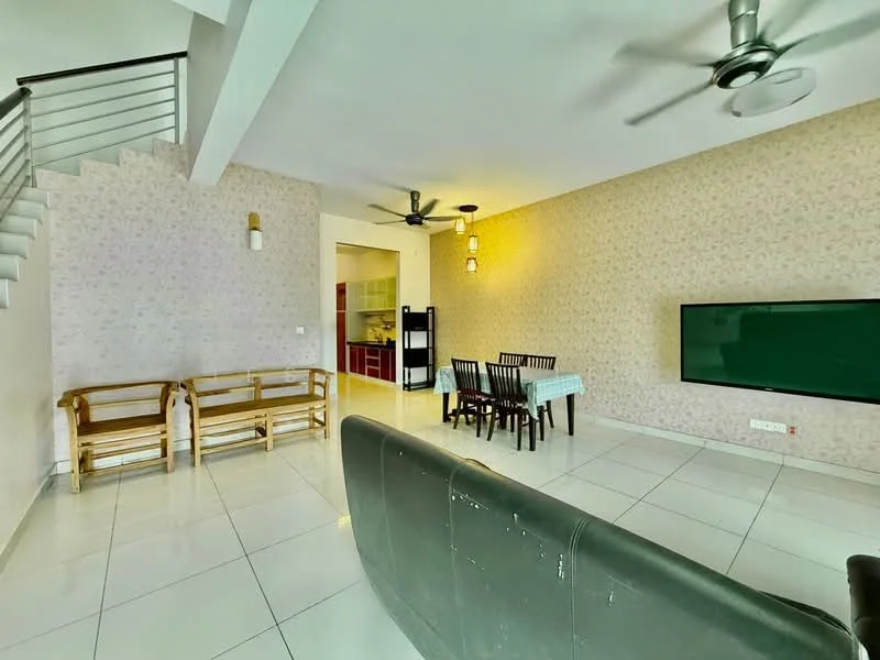 Living features: white painted walls, light-colored wallpaper with floral pattern, polished tile flooring, 5-blade ceiling fan, wall-mounted TV, sofa in black leather, wooden coffee table, bamboo seating, dining table with six chairs, recessed lighting; style: modern.