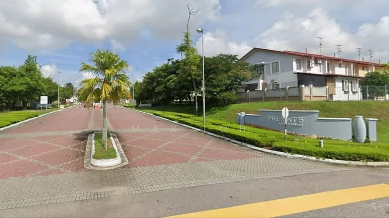 Exterior type: linked terrace house; features: manicured lawn, paved driveway, landscape garden with shrubs, signage for 'Present 5', street lighting, surrounded by trees, two-storey residential buildings, curved road layout; style: modern.