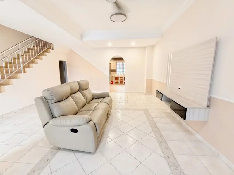 Living features: 3-seater reclining sofa in beige, wall-mounted TV console, tile flooring with diagonal pattern, white painted walls, crown moulding, ceiling fan, arched doorway leading to kitchen, staircase with metal railing; style: modern.