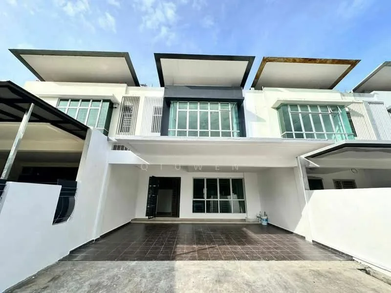 Exterior type: linked terrace house; features: white painted facade, glass windows, flat roof, projecting balconies, manicured lawn, paved walkway, two-storey structure, modern architectural design; style: modern.