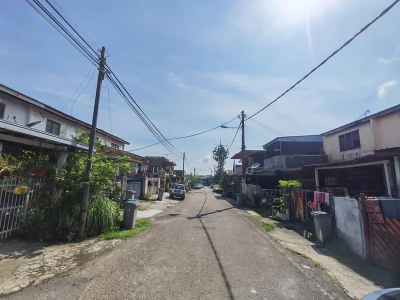 Exterior type: linked terrace house; features: residential street, two-storey houses on both sides, paved road, overhead power lines, street lighting, front yards with greenery, visible parked cars, laundry hanging on fences; style: traditional.