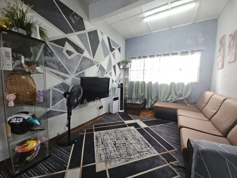 Living features: grey accent wall with geometric pattern, white painted walls, wooden flooring, 3-seater fabric sofa in beige, coffee table, wall-mounted TV, floor fan, area rug with abstract pattern, curtains in light green, display cabinet with glass shelves, decorative wall art; style: modern.
