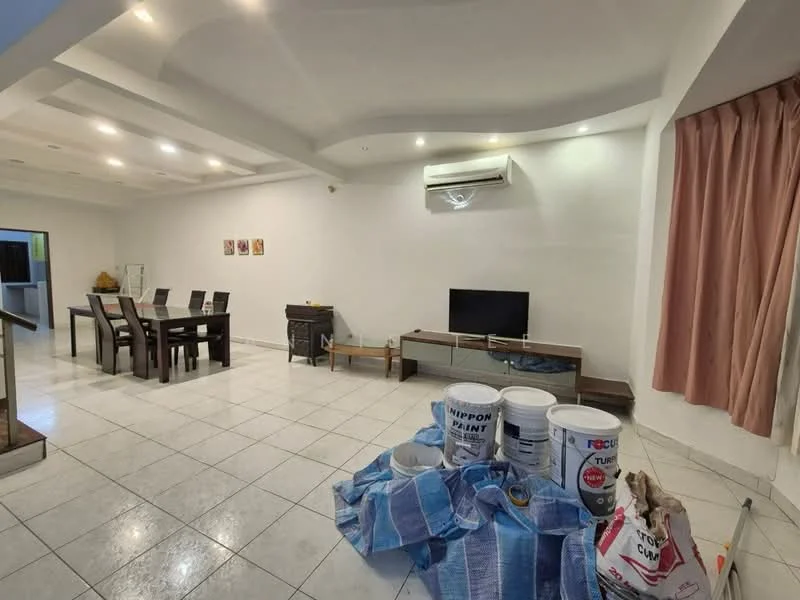 Living features: white painted walls, tray ceiling with recessed lighting, ceramic tile flooring, wall-mounted TV, wooden TV console, 1 wall-mounted split AC, large windows with sheer curtains, area rug, dining area with 6-seater dining table, decorative artwork on walls; style: modern.