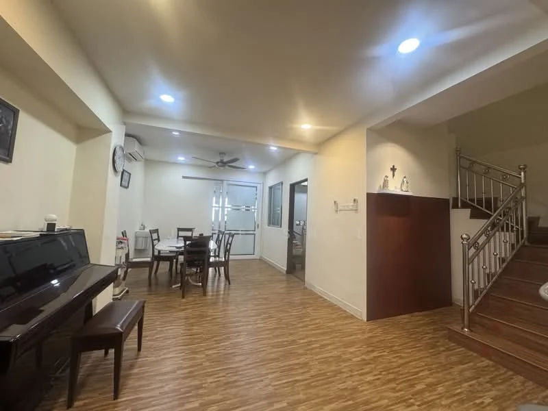 Living features: wooden flooring, white painted walls, recessed downlights, 5-blade ceiling fan, dining table with chairs, piano, staircase with metal railing, glass door, decorative wall art; style: modern.