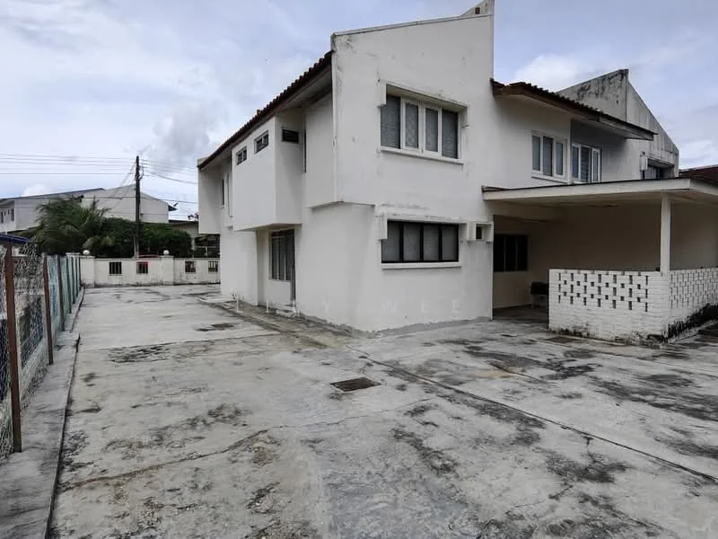 Exterior type: detached bungalow; features: white painted facade, flat roof, approximately 2-storey, concrete driveway, fenced perimeter, outdoor parking area, manicured lawn, surrounded by residential area; style: modern.