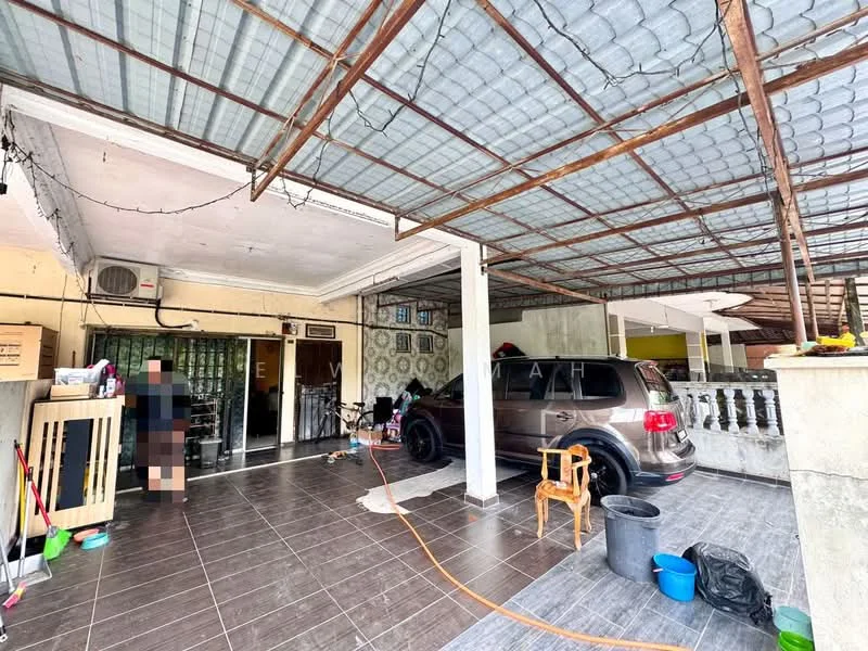 Exterior type: linked terrace house; features: covered car porch, grey tiled flooring, metal roof, exposed beams, white painted walls, outdoor seating area, fenced boundary, garden area, parking space for 1 car; style: modern.