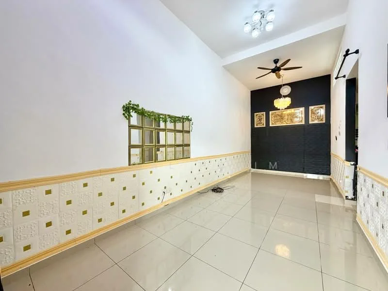 Living features: white painted walls, black accent wall, glossy tile flooring, 5-blade ceiling fan with light, chandelier, decorative mirror, wall paneling with decorative tiles, crown moulding; style: modern.